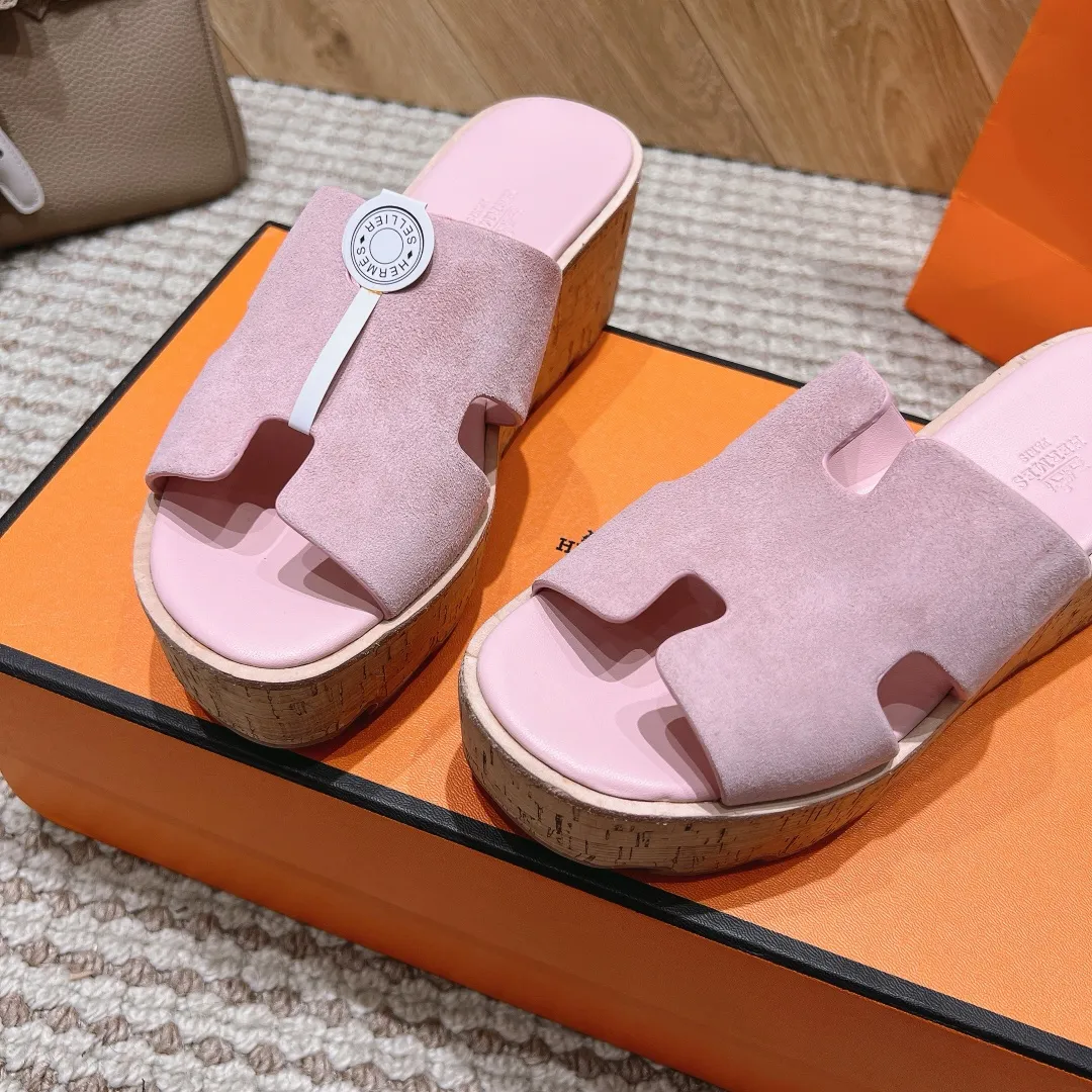 👟👟Ex-factory price 540👟👟 High version of the 2024 spring and summer new HERMES Hermès counter new style. The wedge-heeled Erjiu sandals and slippers, which have been extremely popular recently, are paired with various colorful socks. They are very trendy. Upper: cowhide. Outsole: technological imitation wood sole. Heel height: about 7cm. Size: Female 35-41 (40/41 non-refundable and non-exchangeable)